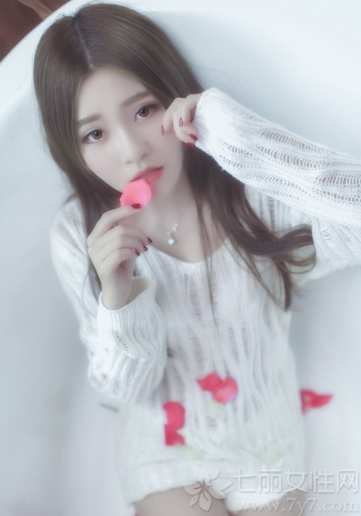 轻轻柔柔的美女，穿着白色薄纱服饰，展示出一种欲拒还迎的性感魅力，白皙肌肤以及妩媚表情，让男性们无法抗拒，小露香肩与白皙长腿的性感画面，只是摆着那里都充满了诱惑气息，分享一组白色薄纱诱惑美女写真  看性感致命画面骚动人心。