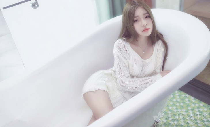 轻轻柔柔的美女，穿着白色薄纱服饰，展示出一种欲拒还迎的性感魅力，白皙肌肤以及妩媚表情，让男性们无法抗拒，小露香肩与白皙长腿的性感画面，只是摆着那里都充满了诱惑气息，分享一组白色薄纱诱惑美女写真  看性感致命画面骚动人心。