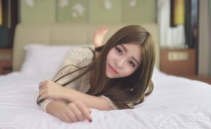 轻轻柔柔的美女，穿着白色薄纱服饰，展示出一种欲拒还迎的性感魅力，白皙肌肤以及妩媚表情，让男性们无法抗拒，小露香肩与白皙长腿的性感画面，只是摆着那里都充满了诱惑气息，分享一组白色薄纱诱惑美女写真  看性感致命画面骚动人心。