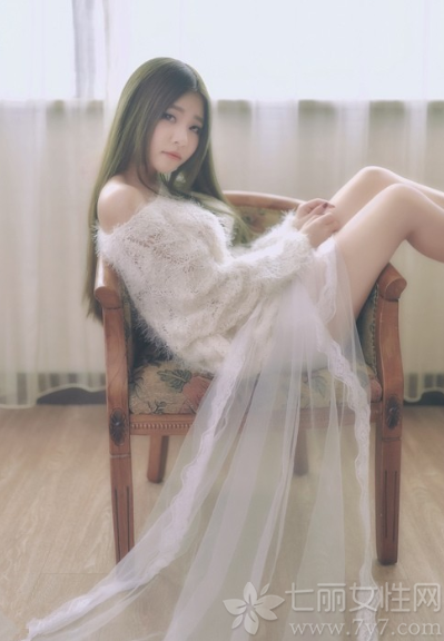 轻轻柔柔的美女，穿着白色薄纱服饰，展示出一种欲拒还迎的性感魅力，白皙肌肤以及妩媚表情，让男性们无法抗拒，小露香肩与白皙长腿的性感画面，只是摆着那里都充满了诱惑气息，分享一组白色薄纱诱惑美女写真  看性感致命画面骚动人心。