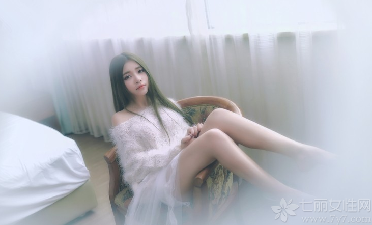 轻轻柔柔的美女，穿着白色薄纱服饰，展示出一种欲拒还迎的性感魅力，白皙肌肤以及妩媚表情，让男性们无法抗拒，小露香肩与白皙长腿的性感画面，只是摆着那里都充满了诱惑气息，分享一组白色薄纱诱惑美女写真  看性感致命画面骚动人心。