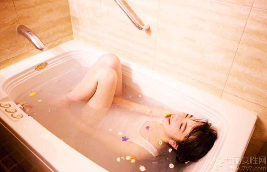 日本女星小松菜奈与山下智久合作拍摄了电影《近距离恋爱》而走红。近日，小松菜奈又拍摄的一组酒店性感写真，衣着白色背心躺在浴缸内，全身湿透清凉，一脸笑容很是幸福，而且眼神十分性感妖娆。网友惊呼：“肯定火”。