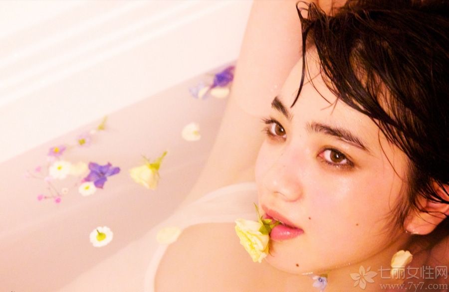 日本女星小松菜奈与山下智久合作拍摄了电影《近距离恋爱》而走红。近日，小松菜奈又拍摄的一组酒店性感写真，衣着白色背心躺在浴缸内，全身湿透清凉，一脸笑容很是幸福，而且眼神十分性感妖娆。网友惊呼：“肯定火”。