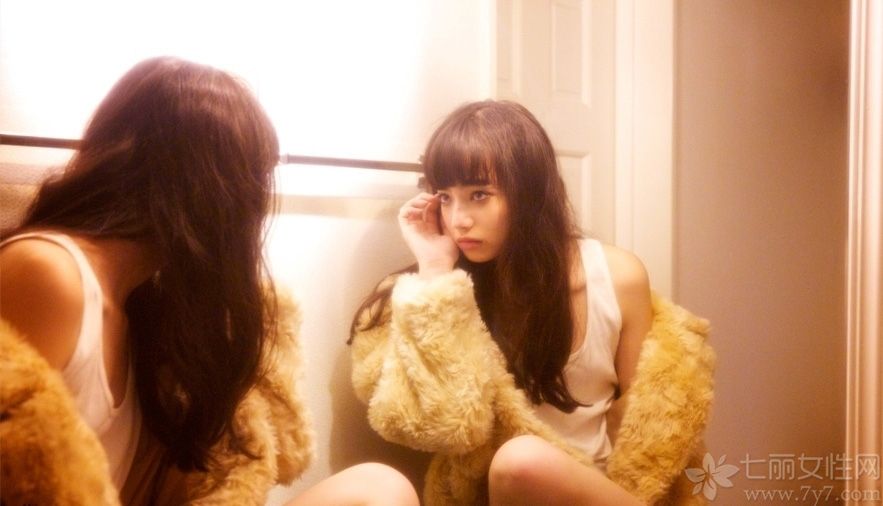 日本女星小松菜奈与山下智久合作拍摄了电影《近距离恋爱》而走红。近日，小松菜奈又拍摄的一组酒店性感写真，衣着白色背心躺在浴缸内，全身湿透清凉，一脸笑容很是幸福，而且眼神十分性感妖娆。网友惊呼：“肯定火”。