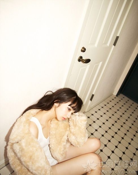 日本女星小松菜奈与山下智久合作拍摄了电影《近距离恋爱》而走红。近日，小松菜奈又拍摄的一组酒店性感写真，衣着白色背心躺在浴缸内，全身湿透清凉，一脸笑容很是幸福，而且眼神十分性感妖娆。网友惊呼：“肯定火”。