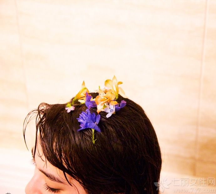 日本女星小松菜奈与山下智久合作拍摄了电影《近距离恋爱》而走红。近日，小松菜奈又拍摄的一组酒店性感写真，衣着白色背心躺在浴缸内，全身湿透清凉，一脸笑容很是幸福，而且眼神十分性感妖娆。网友惊呼：“肯定火”。