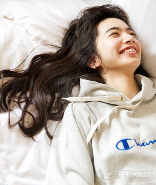 日本女星小松菜奈与山下智久合作拍摄了电影《近距离恋爱》而走红。近日，小松菜奈又拍摄的一组酒店性感写真，衣着白色背心躺在浴缸内，全身湿透清凉，一脸笑容很是幸福，而且眼神十分性感妖娆。网友惊呼：“肯定火”。