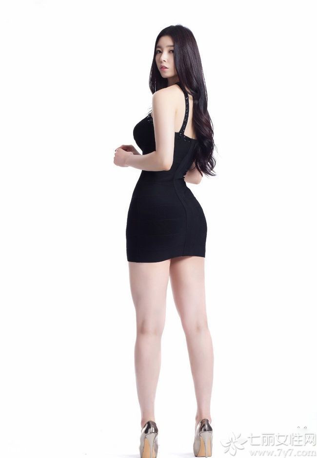 韩国嫩模柳胜玉近日拍摄了一组性感沙滩写真，身穿各式比基尼大秀好身材。爆乳、纤腰、翘臀、长腿，凹凸有致的S型身材一览无余，性感万分。一头乌黑的及腰长发更是平添了几分纯美。堪称天使面孔，魔鬼身材啊。