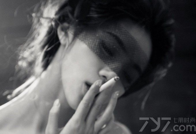 “烟”味道 烟雾缭绕中的美女。美女抽烟总有一种别样的风情。性感的红唇，一圈圈的烟圈，精致的脸庞若影若现，给人无限遐想。