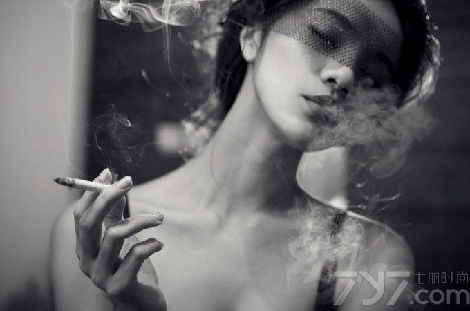 “烟”味道 烟雾缭绕中的美女。美女抽烟总有一种别样的风情。性感的红唇，一圈圈的烟圈，精致的脸庞若影若现，给人无限遐想。