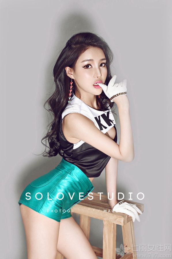 风情诱惑的女生总是特别的惹人注意，下面为大家分享一组超性感美女写真，青春靓丽的长相，精致的五官，配上大长卷发，性感风骚。再加上魅惑的姿势及表情，让宅男们无法抗拒。