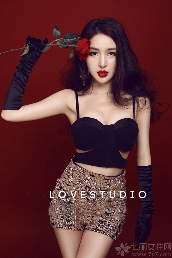 风情诱惑的女生总是特别的惹人注意，下面为大家分享一组超性感美女写真，青春靓丽的长相，精致的五官，配上大长卷发，性感风骚。再加上魅惑的姿势及表情，让宅男们无法抗拒。