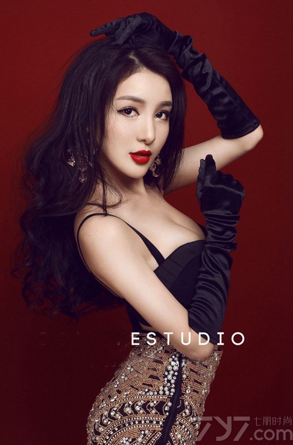 风情诱惑的女生总是特别的惹人注意，下面为大家分享一组超性感美女写真，青春靓丽的长相，精致的五官，配上大长卷发，性感风骚。再加上魅惑的姿势及表情，让宅男们无法抗拒。