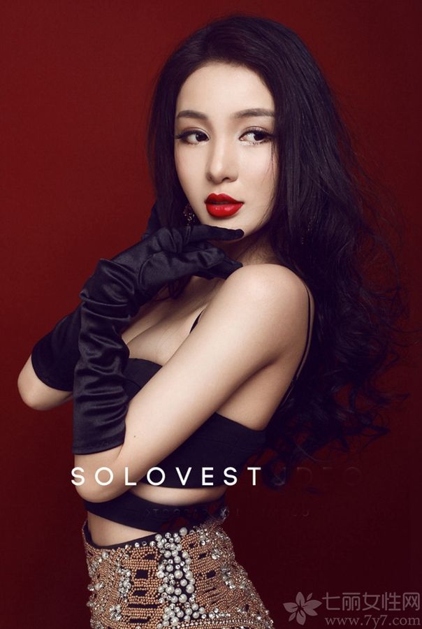 风情诱惑的女生总是特别的惹人注意，下面为大家分享一组超性感美女写真，青春靓丽的长相，精致的五官，配上大长卷发，性感风骚。再加上魅惑的姿势及表情，让宅男们无法抗拒。