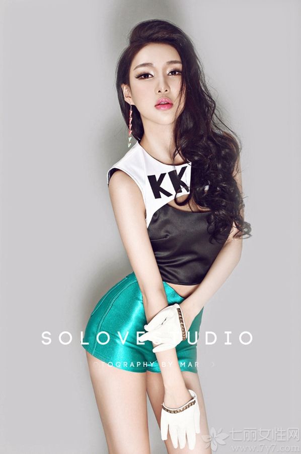 风情诱惑的女生总是特别的惹人注意，下面为大家分享一组超性感美女写真，青春靓丽的长相，精致的五官，配上大长卷发，性感风骚。再加上魅惑的姿势及表情，让宅男们无法抗拒。