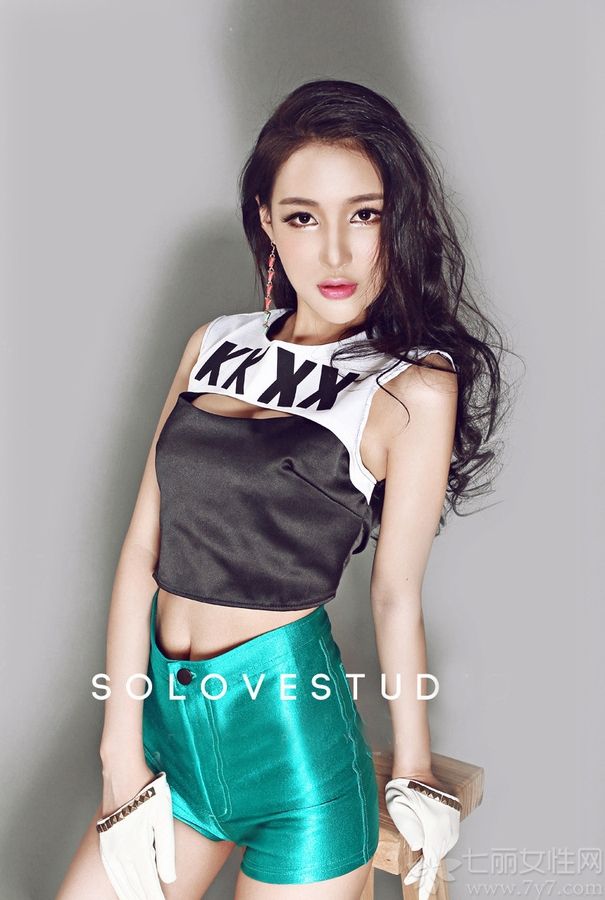 风情诱惑的女生总是特别的惹人注意，下面为大家分享一组超性感美女写真，青春靓丽的长相，精致的五官，配上大长卷发，性感风骚。再加上魅惑的姿势及表情，让宅男们无法抗拒。