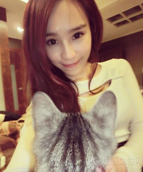 台湾网友热衷追捧各种“妹”,例如“豆花妹”、“鸡排妹”、“尖叫妹”等等。日前,在高雄又有一位包子店的美女受到网友关注,封她是“最美包子妹”，据悉这位美女叫DIDI，她拥有天使脸孔搭配魔鬼身材,外加一头长发,是一位典型集清纯性感于一身的美女，下面就让我们一起看看她的生活照吧！