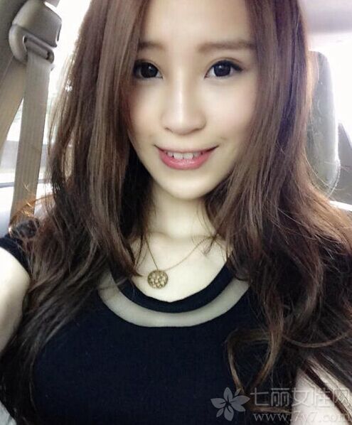 台湾网友热衷追捧各种“妹”,例如“豆花妹”、“鸡排妹”、“尖叫妹”等等。日前,在高雄又有一位包子店的美女受到网友关注,封她是“最美包子妹”，据悉这位美女叫DIDI，她拥有天使脸孔搭配魔鬼身材,外加一头长发,是一位典型集清纯性感于一身的美女，下面就让我们一起看看她的生活照吧！