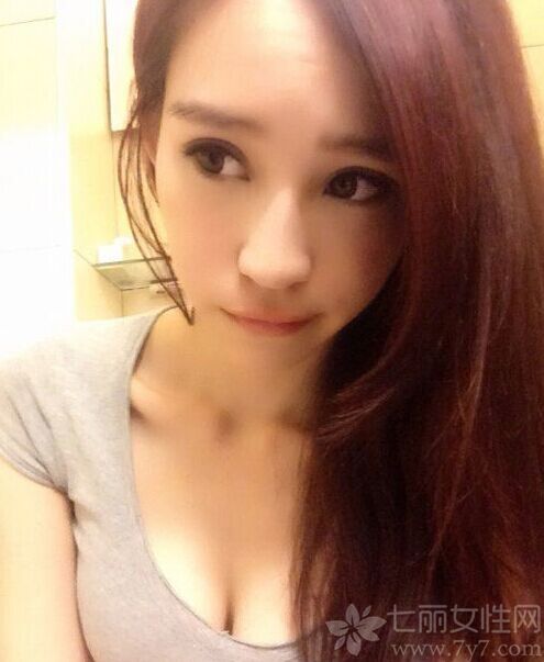 台湾网友热衷追捧各种“妹”,例如“豆花妹”、“鸡排妹”、“尖叫妹”等等。日前,在高雄又有一位包子店的美女受到网友关注,封她是“最美包子妹”，据悉这位美女叫DIDI，她拥有天使脸孔搭配魔鬼身材,外加一头长发,是一位典型集清纯性感于一身的美女，下面就让我们一起看看她的生活照吧！