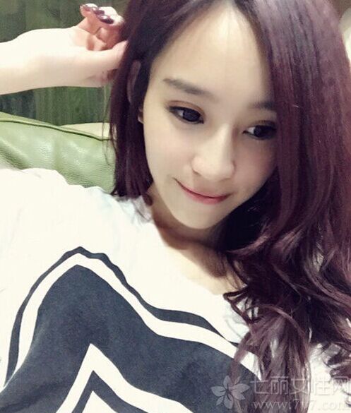 台湾网友热衷追捧各种“妹”,例如“豆花妹”、“鸡排妹”、“尖叫妹”等等。日前,在高雄又有一位包子店的美女受到网友关注,封她是“最美包子妹”，据悉这位美女叫DIDI，她拥有天使脸孔搭配魔鬼身材,外加一头长发,是一位典型集清纯性感于一身的美女，下面就让我们一起看看她的生活照吧！