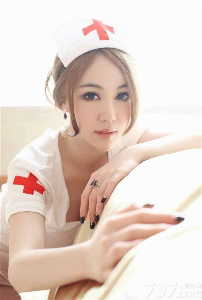 做一个有胸器的女人是每个MM的梦想，下面就为大家收集了一组大胸美女性感私房写真照，无论是身穿内衣还是护士装，都一样迷人，白皙酥胸美腿尽显无限诱惑，让宅男们心跳加速，不能自已。