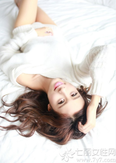 拥有迷人长腿的性感美女，光是这一点已经足够吸引住男性的目光，加上白皙肌肤以及小露香肩的迷人魅力，让整个画面变得更性感撩人，自然的迷人笑容更让人无法抵抗，分享一组长腿美女私房写真图片，看小露香肩性感画面太撩人。