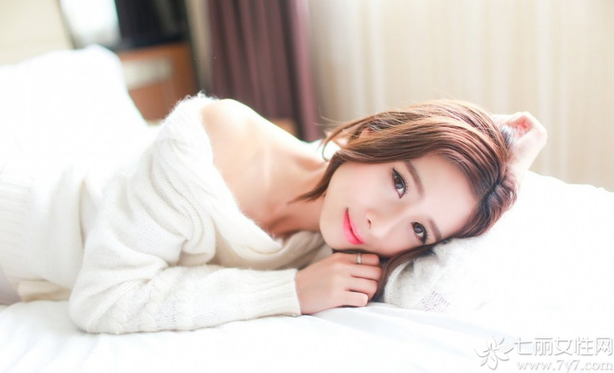 拥有迷人长腿的性感美女，光是这一点已经足够吸引住男性的目光，加上白皙肌肤以及小露香肩的迷人魅力，让整个画面变得更性感撩人，自然的迷人笑容更让人无法抵抗，分享一组长腿美女私房写真图片，看小露香肩性感画面太撩人。