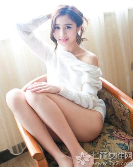 拥有迷人长腿的性感美女，光是这一点已经足够吸引住男性的目光，加上白皙肌肤以及小露香肩的迷人魅力，让整个画面变得更性感撩人，自然的迷人笑容更让人无法抵抗，分享一组长腿美女私房写真图片，看小露香肩性感画面太撩人。