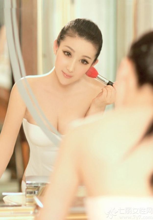 娇嫩性感的美女总是格外的惹人怜爱，下面为大家分享一组超具诱惑力的性感美女私房照，秀气的脸庞，精致的五官，甜美可人，身穿贴身抹胸装，露出白皙光滑的肌肤及诱人香肩乳胸美腿，简直是宅男克星。