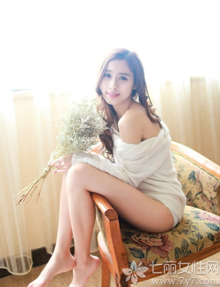 拥有迷人长腿的性感美女，光是这一点已经足够吸引住男性的目光，加上白皙肌肤以及小露香肩的迷人魅力，让整个画面变得更性感撩人，自然的迷人笑容更让人无法抵抗，分享一组长腿美女私房写真图片，看小露香肩性感画面太撩人。