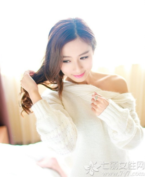 拥有迷人长腿的性感美女，光是这一点已经足够吸引住男性的目光，加上白皙肌肤以及小露香肩的迷人魅力，让整个画面变得更性感撩人，自然的迷人笑容更让人无法抵抗，分享一组长腿美女私房写真图片，看小露香肩性感画面太撩人。