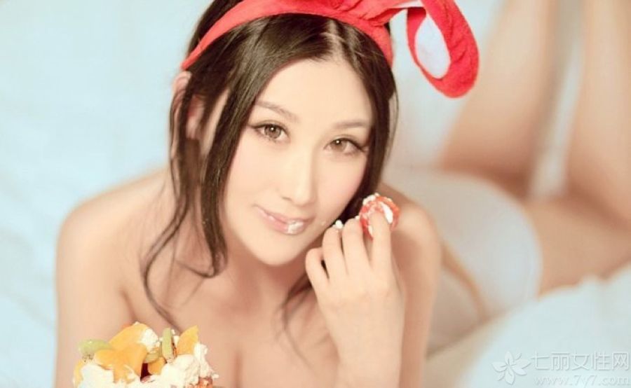 娇嫩性感的美女总是格外的惹人怜爱，下面为大家分享一组超具诱惑力的性感美女私房照，秀气的脸庞，精致的五官，甜美可人，身穿贴身抹胸装，露出白皙光滑的肌肤及诱人香肩乳胸美腿，简直是宅男克星。