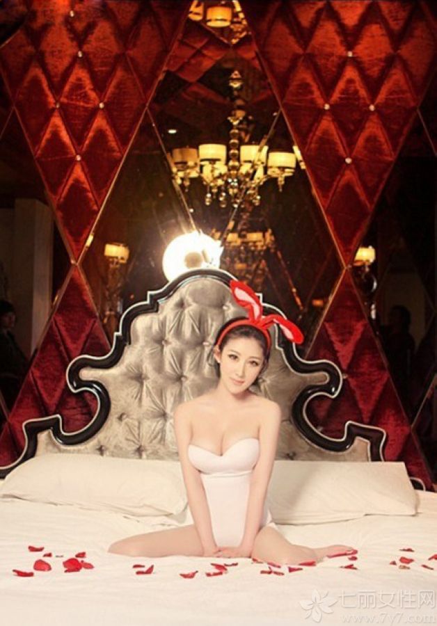 娇嫩性感的美女总是格外的惹人怜爱，下面为大家分享一组超具诱惑力的性感美女私房照，秀气的脸庞，精致的五官，甜美可人，身穿贴身抹胸装，露出白皙光滑的肌肤及诱人香肩乳胸美腿，简直是宅男克星。