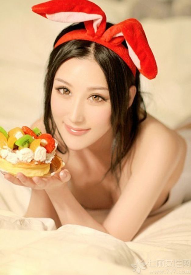 娇嫩性感的美女总是格外的惹人怜爱，下面为大家分享一组超具诱惑力的性感美女私房照，秀气的脸庞，精致的五官，甜美可人，身穿贴身抹胸装，露出白皙光滑的肌肤及诱人香肩乳胸美腿，简直是宅男克星。