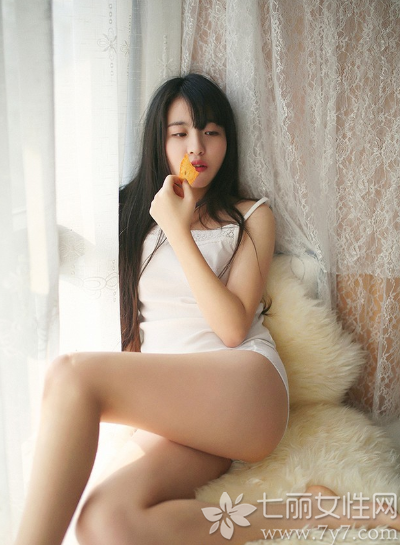 少女的青涩魅力与清纯诱人，更多了些撩人的致命魅力。虽没有性感迷人，但稚嫩的味道却有一种与众不同诱惑人心的气息，白皙肌肤以及迷茫的眼神，散发出别样的魅惑感。分享一组性感少女鱼儿私房写真，看稚嫩诱惑魅力如何令人窒息。