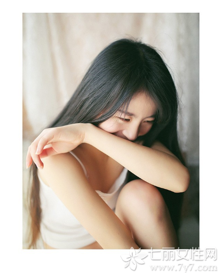 少女的青涩魅力与清纯诱人，更多了些撩人的致命魅力。虽没有性感迷人，但稚嫩的味道却有一种与众不同诱惑人心的气息，白皙肌肤以及迷茫的眼神，散发出别样的魅惑感。分享一组性感少女鱼儿私房写真，看稚嫩诱惑魅力如何令人窒息。