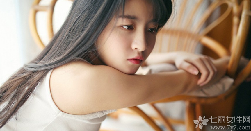 少女的青涩魅力与清纯诱人，更多了些撩人的致命魅力。虽没有性感迷人，但稚嫩的味道却有一种与众不同诱惑人心的气息，白皙肌肤以及迷茫的眼神，散发出别样的魅惑感。分享一组性感少女鱼儿私房写真，看稚嫩诱惑魅力如何令人窒息。