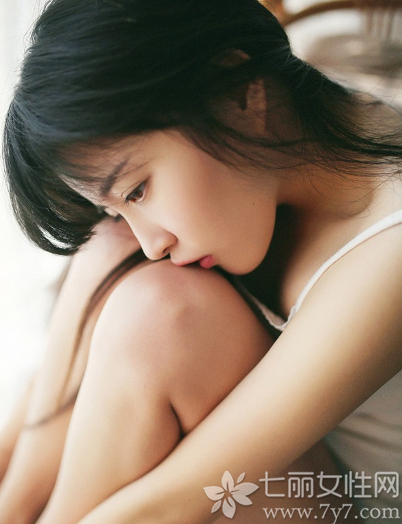 少女的青涩魅力与清纯诱人，更多了些撩人的致命魅力。虽没有性感迷人，但稚嫩的味道却有一种与众不同诱惑人心的气息，白皙肌肤以及迷茫的眼神，散发出别样的魅惑感。分享一组性感少女鱼儿私房写真，看稚嫩诱惑魅力如何令人窒息。