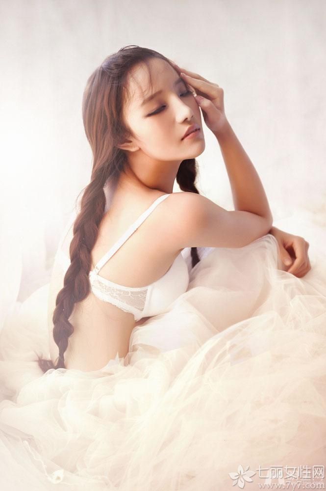 纯白色的内衣，清新的花朵加上可爱的编发。美丽的腰线和酥胸透露着难以抵抗的性感，这种清纯的性感会让很多宅男把持不住！