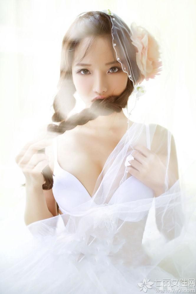 纯白色的内衣，清新的花朵加上可爱的编发。美丽的腰线和酥胸透露着难以抵抗的性感，这种清纯的性感会让很多宅男把持不住！
