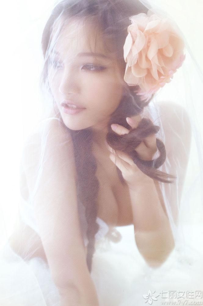 纯白色的内衣，清新的花朵加上可爱的编发。美丽的腰线和酥胸透露着难以抵抗的性感，这种清纯的性感会让很多宅男把持不住！