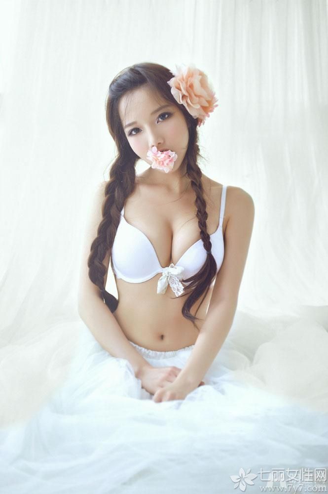 纯白色的内衣，清新的花朵加上可爱的编发。美丽的腰线和酥胸透露着难以抵抗的性感，这种清纯的性感会让很多宅男把持不住！