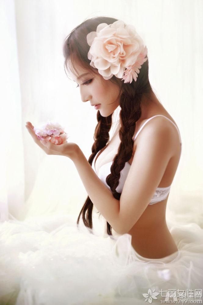纯白色的内衣，清新的花朵加上可爱的编发。美丽的腰线和酥胸透露着难以抵抗的性感，这种清纯的性感会让很多宅男把持不住！