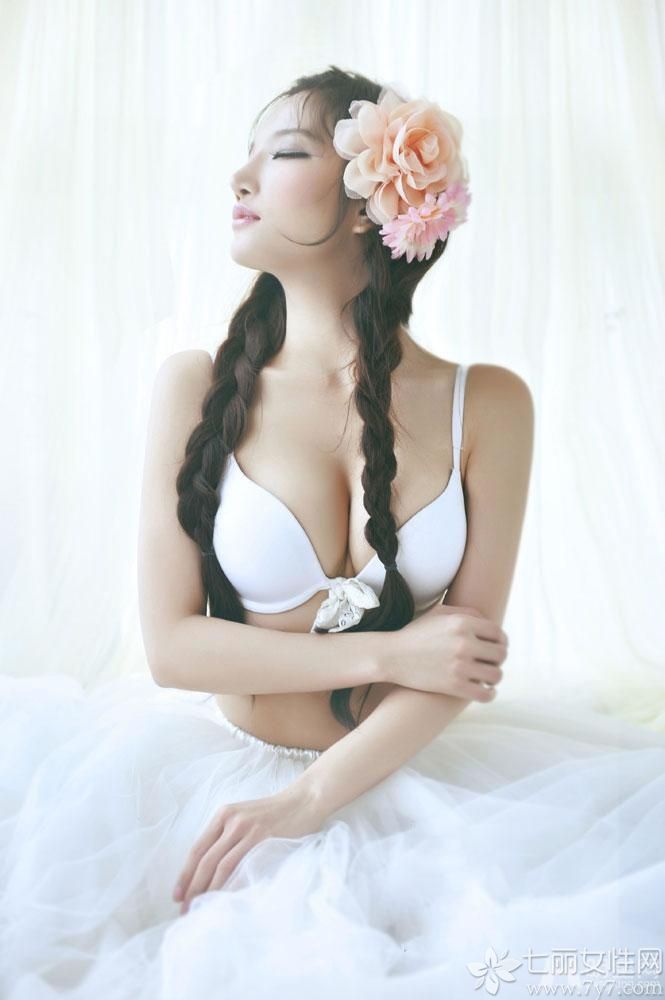 纯白色的内衣，清新的花朵加上可爱的编发。美丽的腰线和酥胸透露着难以抵抗的性感，这种清纯的性感会让很多宅男把持不住！