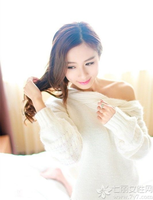 精致的女人总是特别的让人心动，下面为大家分享一组小美女性感诱惑私房照，秀气的脸庞，精致的五官，加上迷人的笑容，令人陶醉。身穿白色毛衣，露出香肩美腿，清新诱惑迷晕宅男。