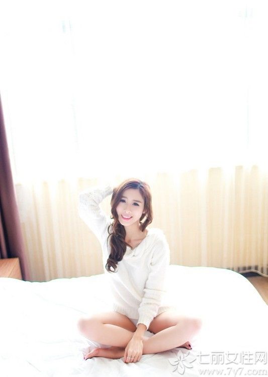 精致的女人总是特别的让人心动，下面为大家分享一组小美女性感诱惑私房照，秀气的脸庞，精致的五官，加上迷人的笑容，令人陶醉。身穿白色毛衣，露出香肩美腿，清新诱惑迷晕宅男。