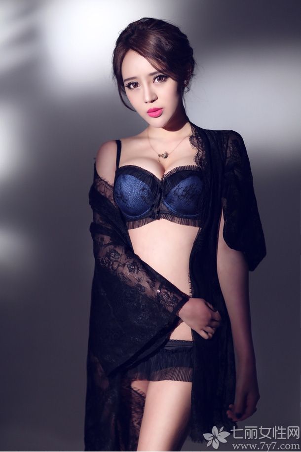 “时尚教主”齐淑君最近曝光了一组性感写真,她凭借着自己不懈的努力和在圈中良好的人际关系速度走红，下面这组深蓝内衣写真，完美展示了她凸凹有致的惹火身材,高端大气尽显女人魅力。
