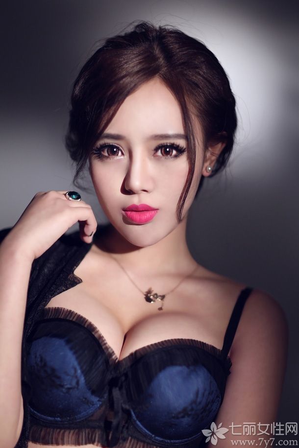 “时尚教主”齐淑君最近曝光了一组性感写真,她凭借着自己不懈的努力和在圈中良好的人际关系速度走红，下面这组深蓝内衣写真，完美展示了她凸凹有致的惹火身材,高端大气尽显女人魅力。