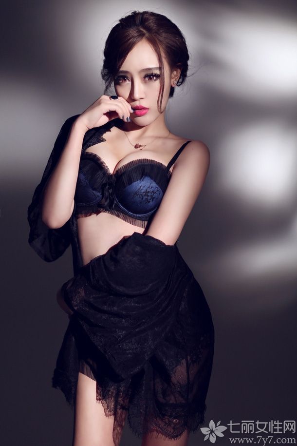 “时尚教主”齐淑君最近曝光了一组性感写真,她凭借着自己不懈的努力和在圈中良好的人际关系速度走红，下面这组深蓝内衣写真，完美展示了她凸凹有致的惹火身材,高端大气尽显女人魅力。