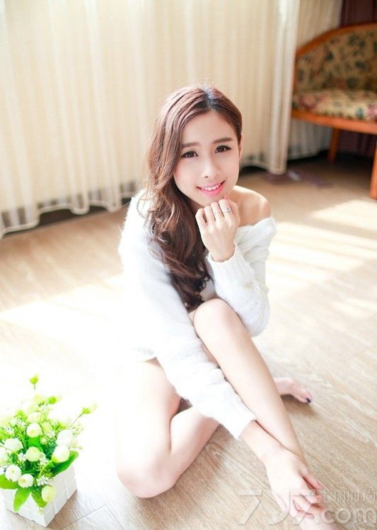 精致的女人总是特别的让人心动，下面为大家分享一组小美女性感诱惑私房照，秀气的脸庞，精致的五官，加上迷人的笑容，令人陶醉。身穿白色毛衣，露出香肩美腿，清新诱惑迷晕宅男。